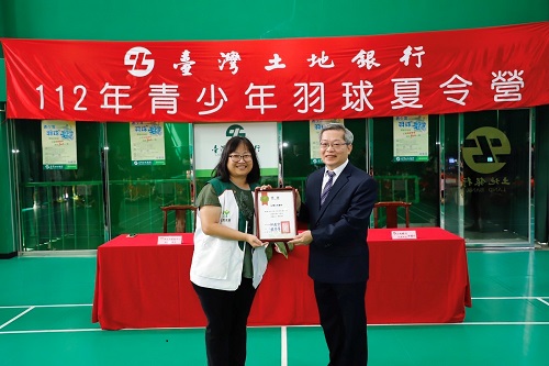 新北市家扶中心林夢萍主任（左）致贈感謝狀予本行，由邱副總經理代表接受。