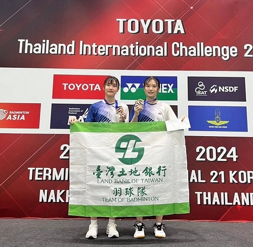本行羽球隊員洪妡恩（左)/洪妤恩勇奪2024年泰國挑戰賽女子雙打銅牌