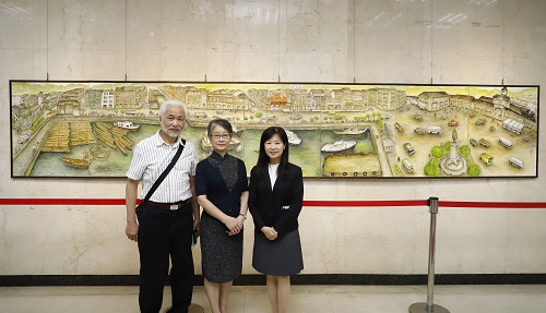 本行蔡副總經理（右）與基隆在地畫家劉麗玉夫妻合影。