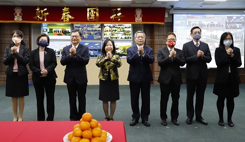 Chairwoman Hsieh (fourth from left) and President He (third from left) of the Land Bank led vice presidents and unit managers to attend the Land Bank's Lunar New Year activities.