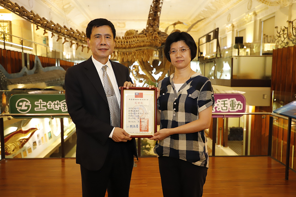 Photo of Chairperson Hwang was accepting a certificate of appreciation from Director Liu Shu-Xi of Ministry of the Interior Northern Region Children’s Home.