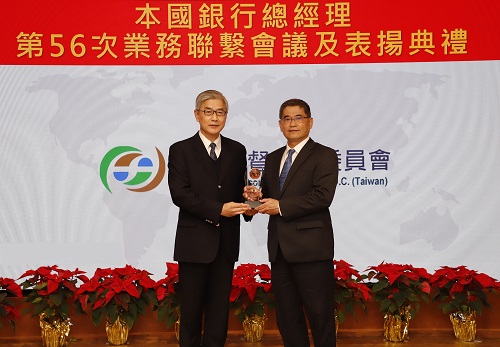The Land Bank has consistently demonstrated excellence by ranking in the top 25% of domestic banks for five consecutive years, upholding the principle of fair customer treatment. The award was presented by FSC Chairman Tien-Mu Huang (left) and received on behalf of the Land Bank by Vice President Tseng (right).