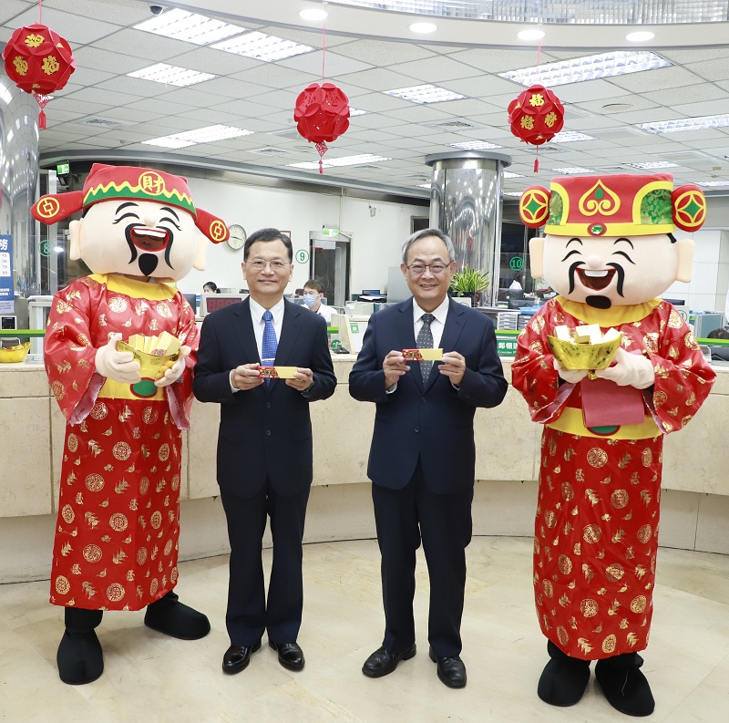 Chairman He Ying-Ming (2nd from left) and General Manager Chang Chih-Chien (2nd from right), accompanied by two God of Fortune figures, give chocolates symbolizing good fortune and prosperity for the Year of the Horse at the Business Department.