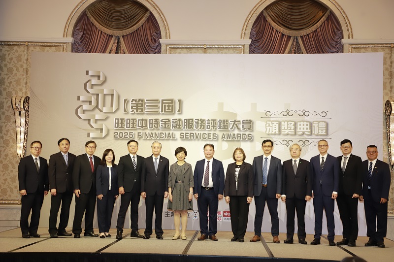 Group Photo - Deputy General-Manager Tsou Ching-Chang (first from left) of Land Bank in the award ceremony of the third “Financial Services Awards” organized by Want Want China Times; with FSC's Vice-Chairperson Chuang Hsiu-Yuan (7th from left) and NTA's Deputy Director Lin Hsiu-Yen (6th from right) and other honorary guests