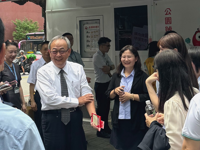 General Manager Chih-Chien Chang was the first to give blood, calling on his colleagues to support this meaningful cause.