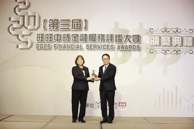 Land Bank’s Deputy General Manager Tsou Ching-Chang (right) receiving the “Age-Friendly Finance” in the Service Category from NTA's Deputy Director Lin Hsiu-Yen (left) at the third “Financial Services Awards” organized by Want Want China Times
