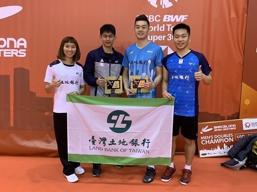 The badminton team members of Land Bank of Taiwan: Cheng Chi-Ya (1st on left), Wang Chi-Ling (2nd from right), Lee Yang (1st on right), in the 2019 Spain Masters in Barcelona, with Coach Chen Hung-Lin (2nd from left) after winning the medals. 