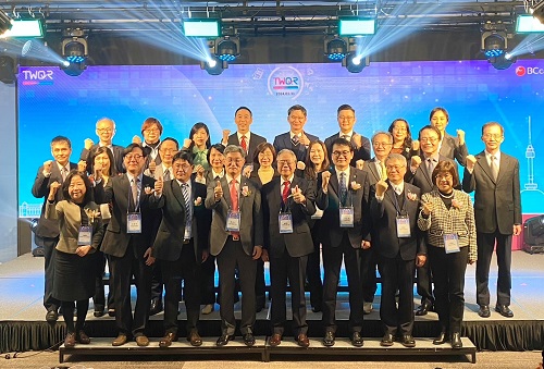 Chairperson Hsieh (front row, leftmost) of the Land Bank of Taiwan, Chairperson Paul C. D. Lei of BAROC (front row, fourth from the right), Chairperson Lin Kuo-liang of FISC (front row, second from the right), and representatives from various financial institutions attended the "TWQR Korea Launch Press Conference" in Korea on January 31.