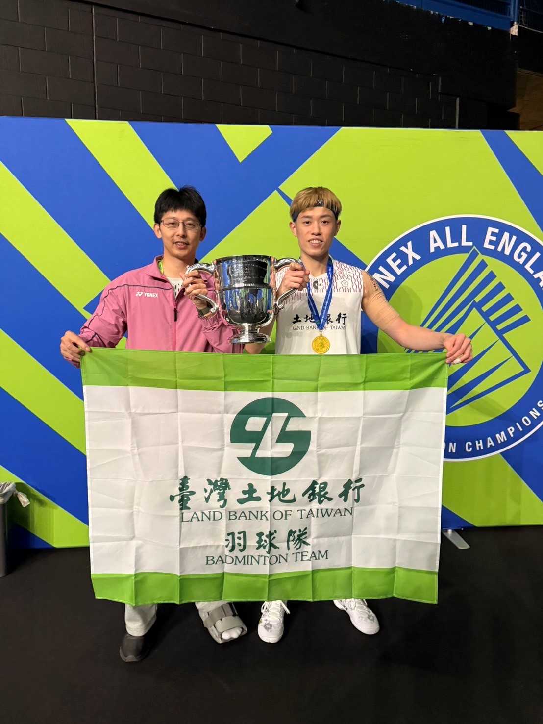 A photo of Chun-Yi Lin (right), member of Land Bank’s badminton team, with coach Hong-Lin Chen.