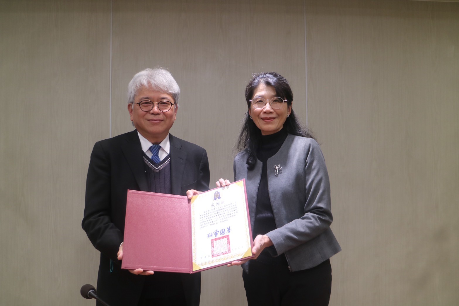 Land Bank was honored with a Certificate of Appreciation by the National Property Administration, MOF for participating in the “National Non-Public Use Marginal Land Adoption for Environmental Protection Purposes.” The certificate was presented by Director-General Kuo-Chi Tseng (left), and accepted on behalf of the Bank by Deputy General Manager Pei-Yu Cheng (right).