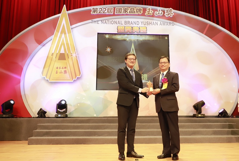 Deputy Minister of the Public Construction Commission Lee Yi-Der (left), presenting the 22nd National Brand Yushan Award – Outstanding Corporate Leader to Land Bank Chairman He Ying-Ming (right).