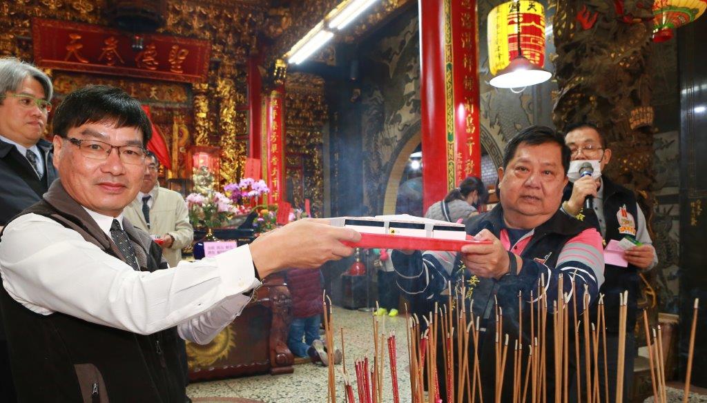 The Land Bank's Personal Finance Department Manager, Bai-Tai Chen (left), and the Chairperson of Baishatun Gong Tian Temple, Wen-Hua Hung (right), jointly conducted the fire-crossing ritual for the Baishatun Gongtian Temple Precious Card.