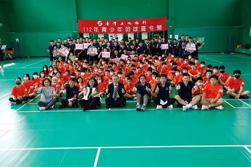 112年度本行「青少年羽球夏令營」全體合影。