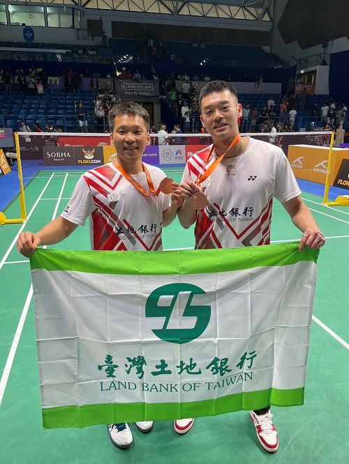 李洋（左）、王齊麟（右）勇奪2023亞洲羽球錦標賽男雙銅牌。