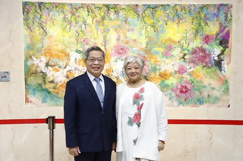 本行邱副總經理（左）與李燕睎老師（右）於開展典禮合影。