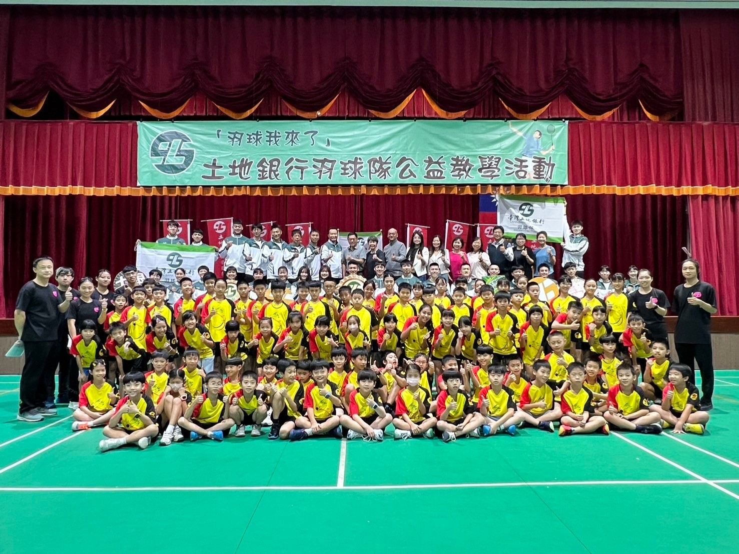本行113年度羽球我來了公益教學活動-民權國小場大合影。