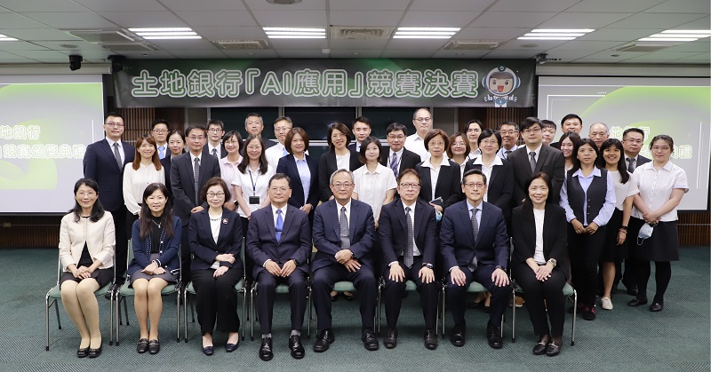 本行董事長何英明(前排左四)、總經理張志堅(前排右四)、評審團隊及首屆AI應用競賽決賽隊伍合影。