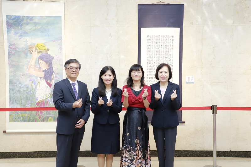 桃園藝術家呂玉惠（右二）與本行副總經理蔡慈瑛（左二）、本行董事會主任秘書鄭瑟琴（右一）及本行秘書處長程權勝（左一）合影。
