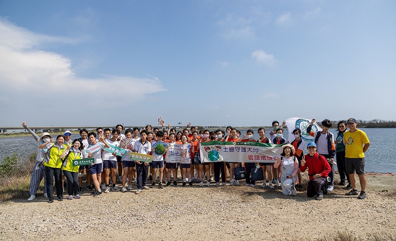本行再度攜手台灣濕地保護聯盟，合作舉辦「濕地與食堂－115年中小學環境暨金融教育推廣計畫」，邀請臺南市佳里國中師生共同參與並合影留念。