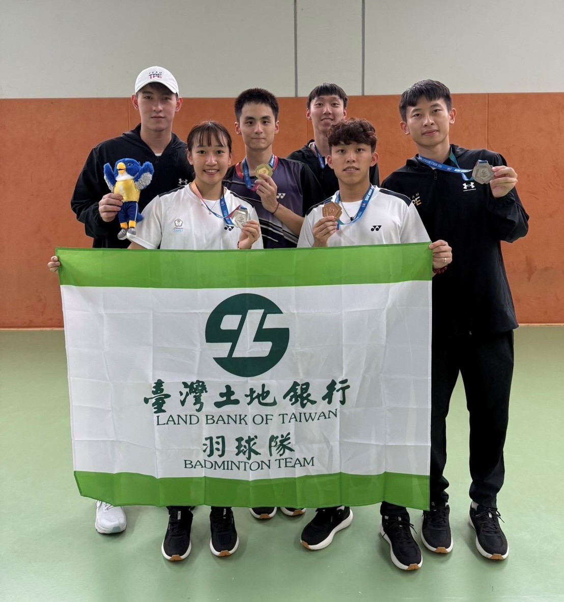 本行羽球隊隊員(前排左起)許尹鏸、林煜傑、(後排左起)陳子睿、丁彥宸、蘇力揚、陳政寬勇奪2025萊茵魯爾世界大學運動會混合團體銀牌