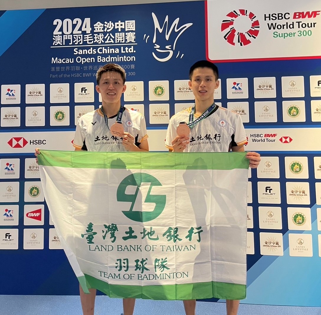 本行羽球隊員李芳任（左）、李芳至（右）奪下「2024澳門超級300公開賽」男子雙打銅牌。