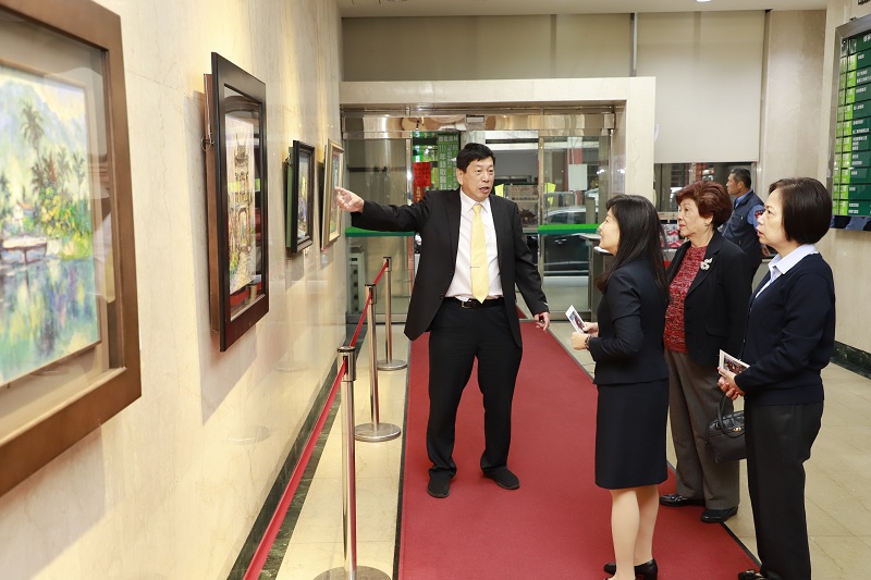 郭東榮遺孀陳秀葉（右二）、兒子郭柏宏（左一）共同為本行副總經理蔡慈瑛（左二）、本行董事會主任秘書鄭瑟琴（右一）介紹郭東榮老師畫作。