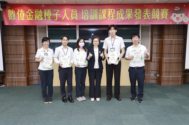 本行副總經理唐錦雲（右3）頒發「數位金融培訓暨AI應用競賽」第三名予獲獎隊伍(AI貸超人)。
