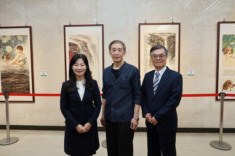 本行邀請書畫藝術家郭天中舉辦「郭天中水墨書法創作展」，由郭天中老師（中）與本行副總經理蔡慈瑛（左）、本行秘書處處長程權勝（右）共同合影。
