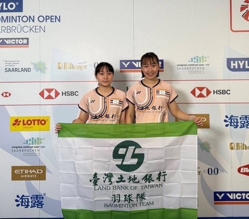 本行羽球隊隊員林芝昀（左）、許尹鏸（右）勇奪2025德國超級500公開賽女子雙打銀牌。