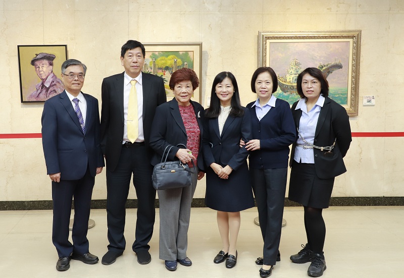 郭東榮遺孀陳秀葉（左三）、兒子郭柏宏（左二）一同與本行副總經理蔡慈瑛（右三）、本行董事會主任秘書鄭瑟琴（右二）、本行長安分行經理陳美真（右一）、本行秘書處長程權勝（左一）合影。