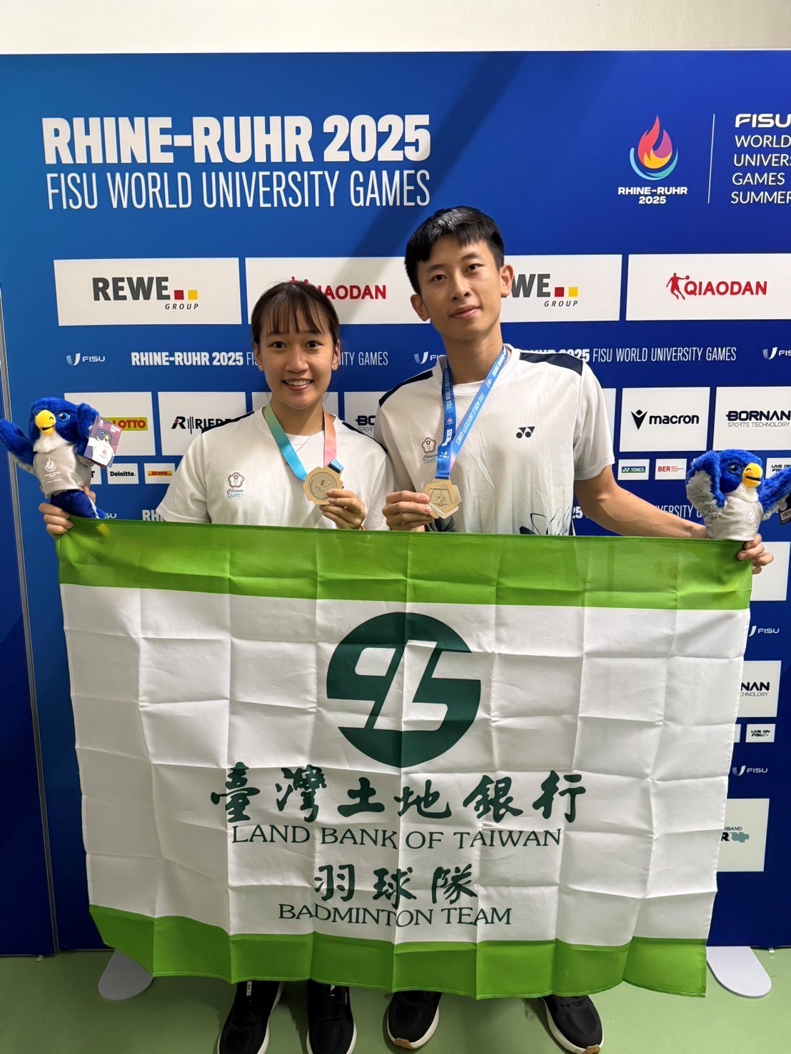 本行羽球隊隊員許尹鏸(左)陳政寬勇奪2025萊茵魯爾世界大學運動會男女混合雙打銀牌