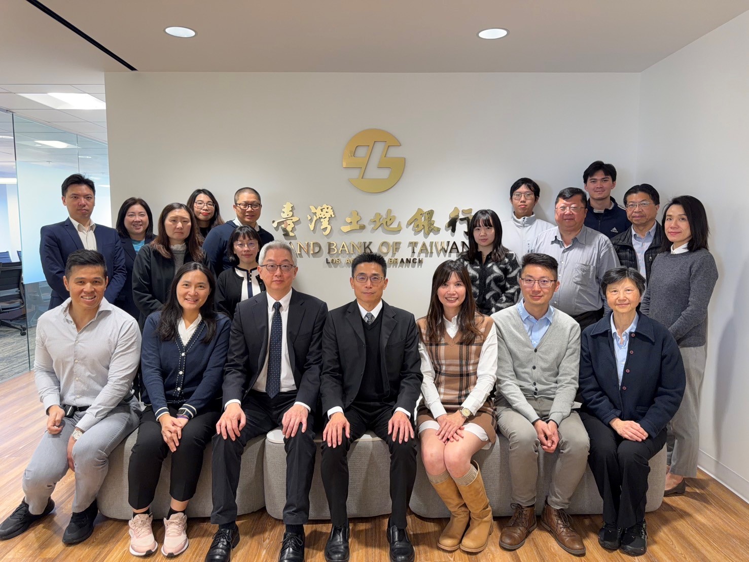本行洛杉磯分行自114年11月24日遷至新址賡續提供優質的金融服務，本行洛杉磯分行經理王志忠（前中）、副理陳思豪（前左三）及同仁合影。