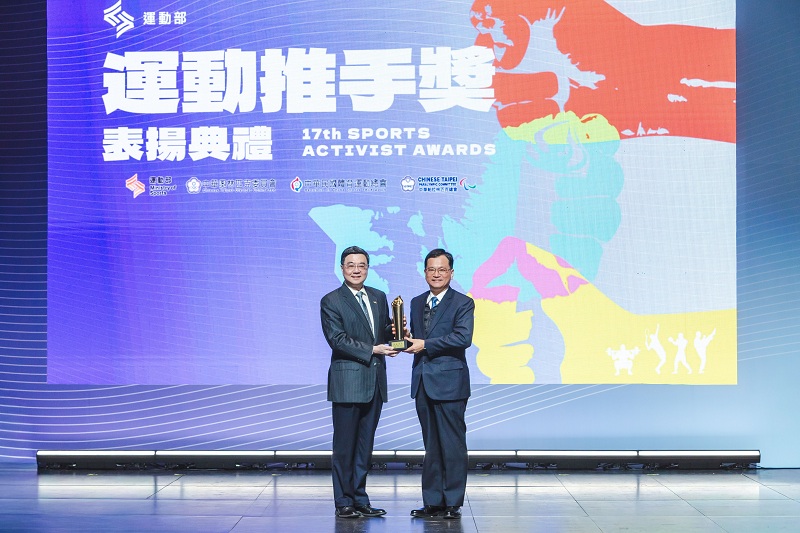 本行於今（115）年1月9日獲頒第17屆運動推手獎贊助類「金質獎」、「長期贊助獎」及推展類「金質獎」等三大獎項，並由行政院院長卓榮泰（左）頒贈獎項予本行董事長何英明（右）。