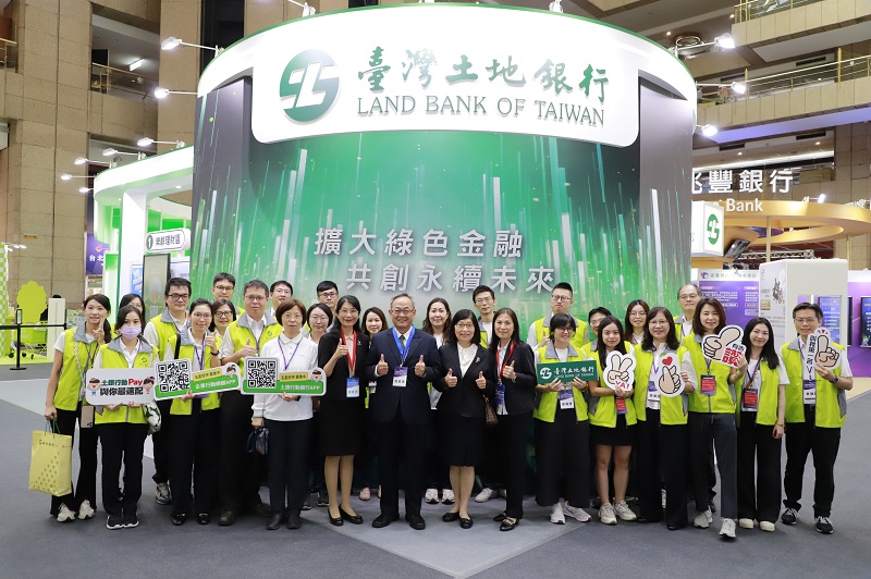 本行參與「2025台北國際金融博覽會」，由總經理張志堅（中）率領團隊蒞臨本行展區並合影。