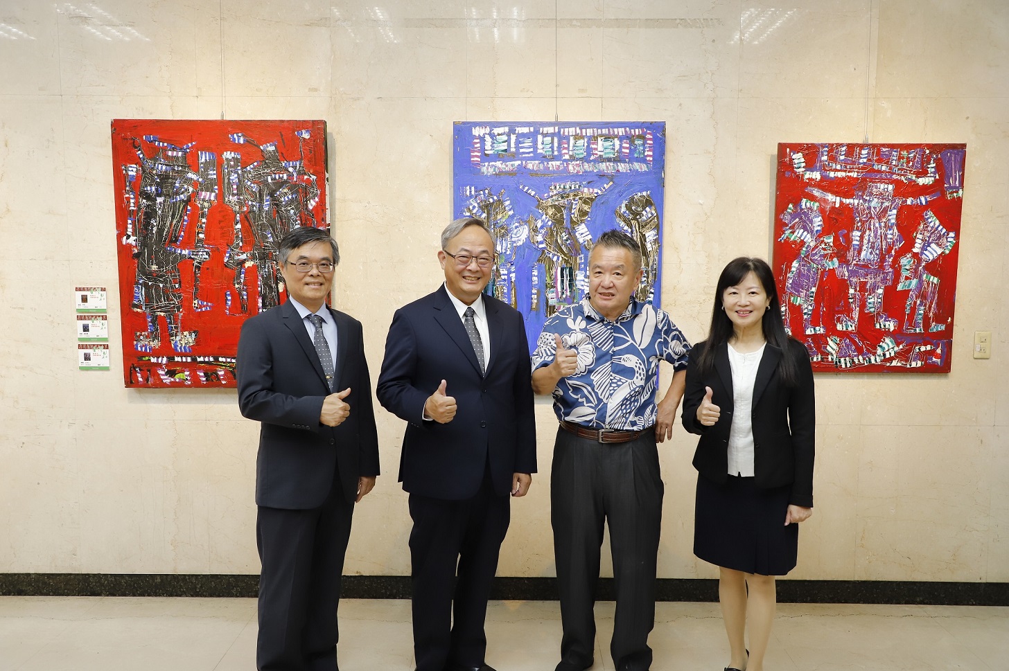 臺灣多媒材創作家曾郁文（右二）、本行總經理張志堅（左二）、本行副總經理蔡慈瑛（右一）及本行秘書處長程權勝（左一）合影。