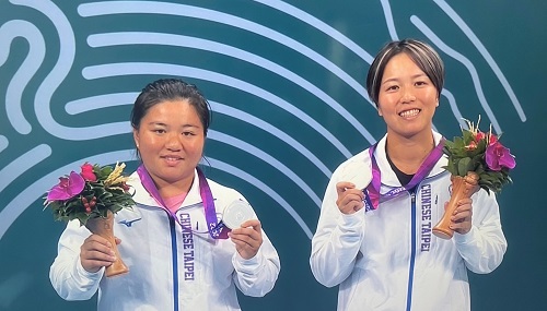 本行網球隊員梁恩碩（左），勇奪「2022年杭州亞運」女子雙打銀牌。