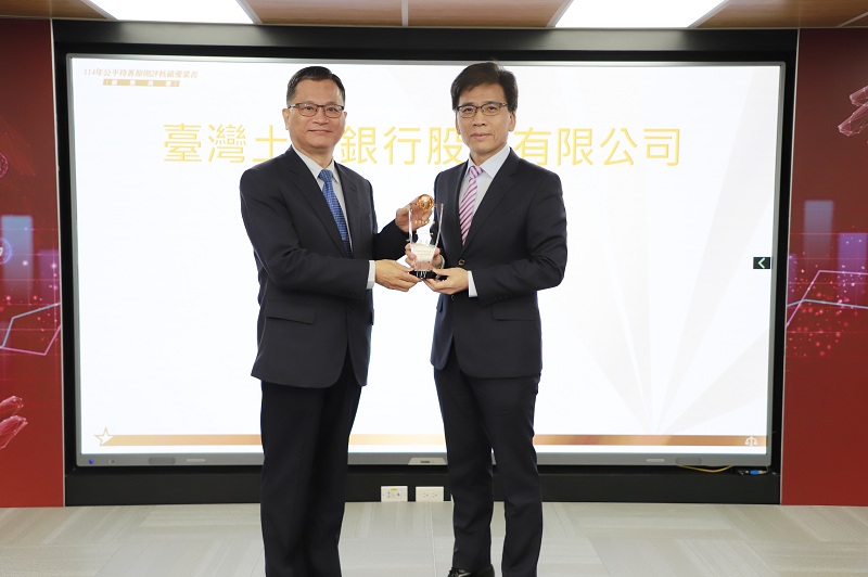 本行落實公平待客原則，蟬聯7年名列績優，表現優異，由金管會主委彭金隆（右）頒獎、本行董事長何英明（左）代表受獎。
