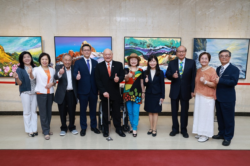 本行舉辦「斑斕的歲月－范巧貞油畫個展」，由知名藝術家范巧貞（右五）與本行副總經理蔡慈瑛（右四）、副總經理陳昭輔（左四）、主任秘書鄭瑟琴（左二）、秘書處處長程權勝（右一）及與會貴賓共同合影。