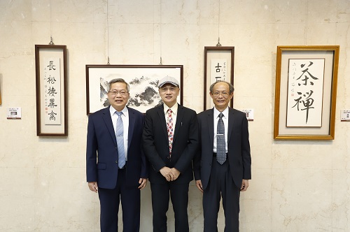 本行邱副總經理（左）、藝術家魏瑞宗(中)、本行主任秘書劉文吉(右) 於開展典禮合影。