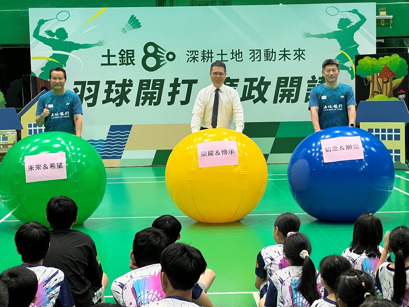 本行政風處處長陳柏屹（中）率領政風處同仁及羽球教練團以「羽球開打，廉政開講」為主題，推廣廉政與防詐教育課程並與現場學員合影。