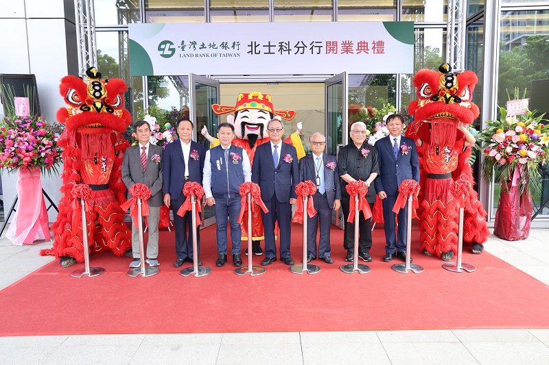 本行北士科分行開業典禮，左起依序為江陵科技開發集團董事長林美東、華固建設(股)公司董事長鍾榮昌、臺北市北投區區長吳重信、本行總經理張志堅、友華集團董事長蔡正弘、將捷集團創辦人林長勳與北士科分行經理洪志成共同剪綵。