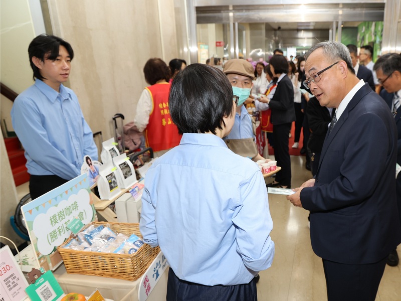 本行總經理張志堅(右一)巡視公益市集攤位，選購特色商品，以行動支持社會公益及在地農業。
