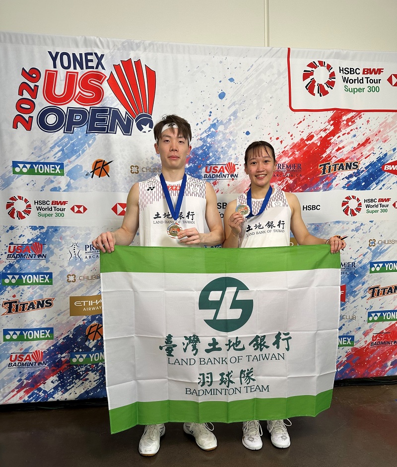 本行羽球隊隊員劉廣珩(左)許尹鏸勇奪2026美國超級300公開賽男女混合雙打金牌