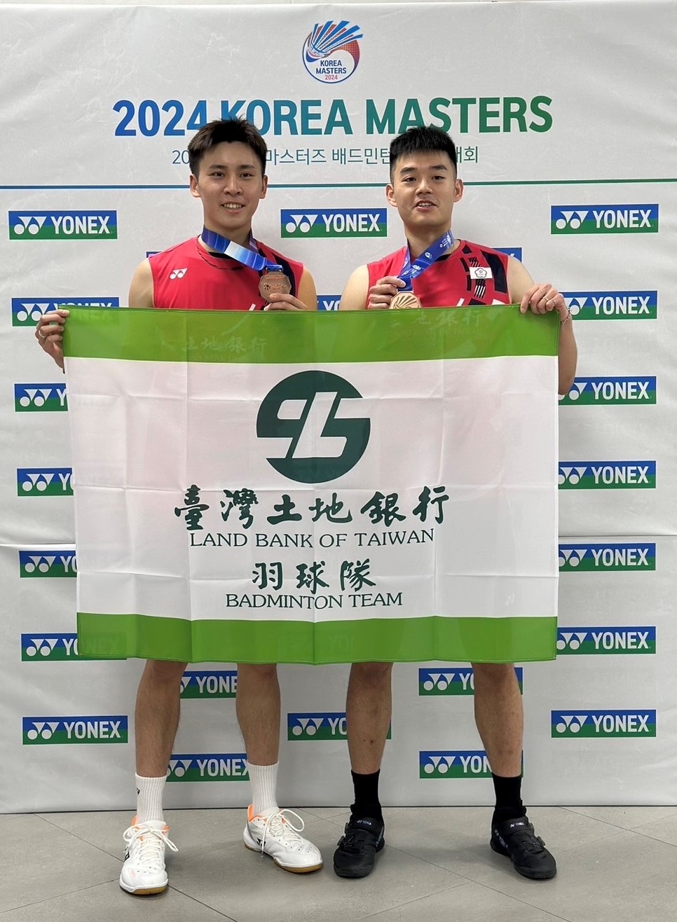 本行羽球隊員邱相榤（左）及王齊麟奪下「2024韓國超級300大師賽」男子雙打銅牌。