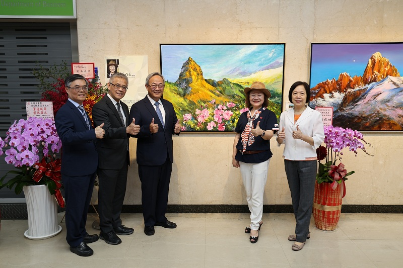 本行舉辦「斑斕的歲月－范巧貞油畫個展」，由知名藝術家范巧貞（右二）與本行總經理張志堅（左三）、主任秘書鄭瑟琴（右一）、授信審查部經理潘忞作（左二）、秘書處處長程權勝（左一）共同合影。