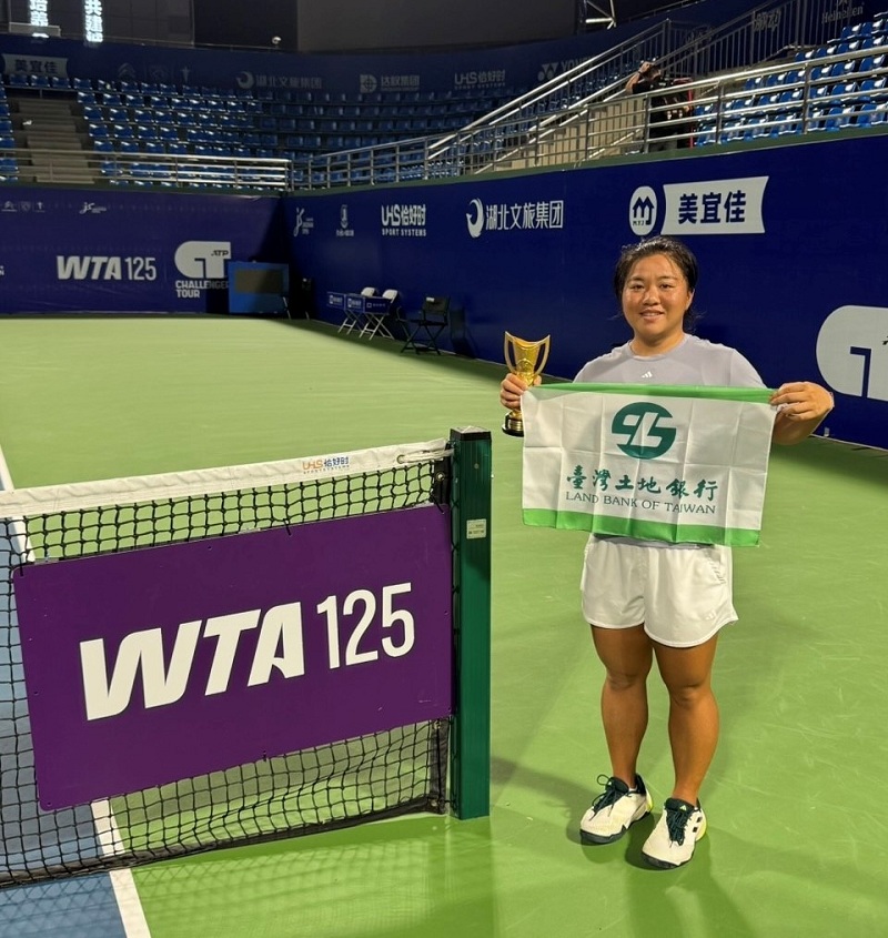 本行女子網球隊隊員梁恩碩勇奪WTA125京山公開賽女子雙打金牌。