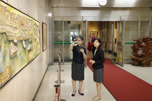 基隆在地畫家劉麗玉（左）為本行蔡副總經理（右）導覽畫作。