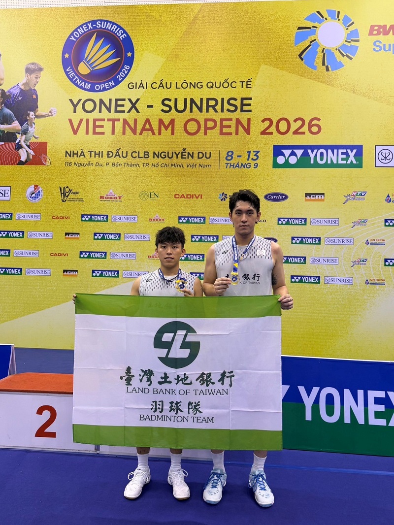 本行羽球隊隊員林煜傑(左)及陳子睿勇奪2026越南超級100公開賽男子雙打冠軍