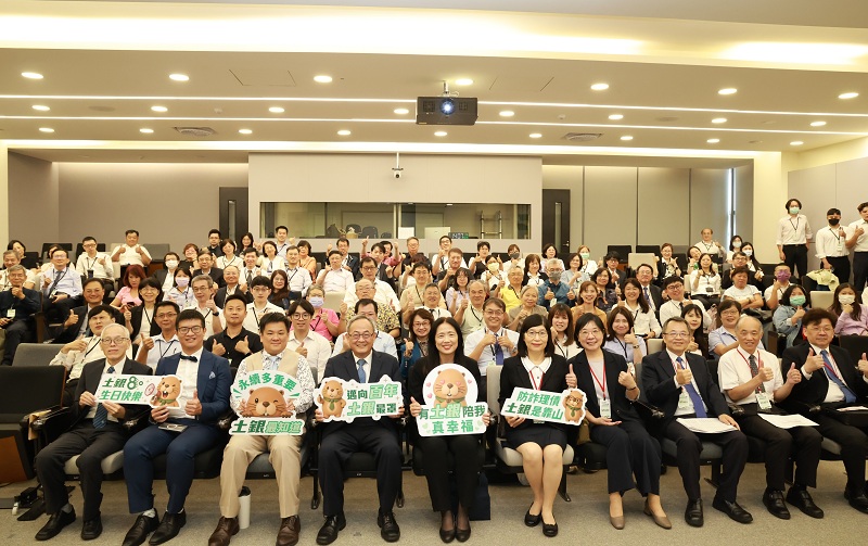 本行邀請客戶參與「互信八十，共好土銀-金融知識大回饋聯合講座」並合影。