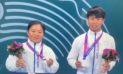 本行網球隊員梁恩碩（左），勇奪「2022年杭州亞運」男女混合雙打銀牌。